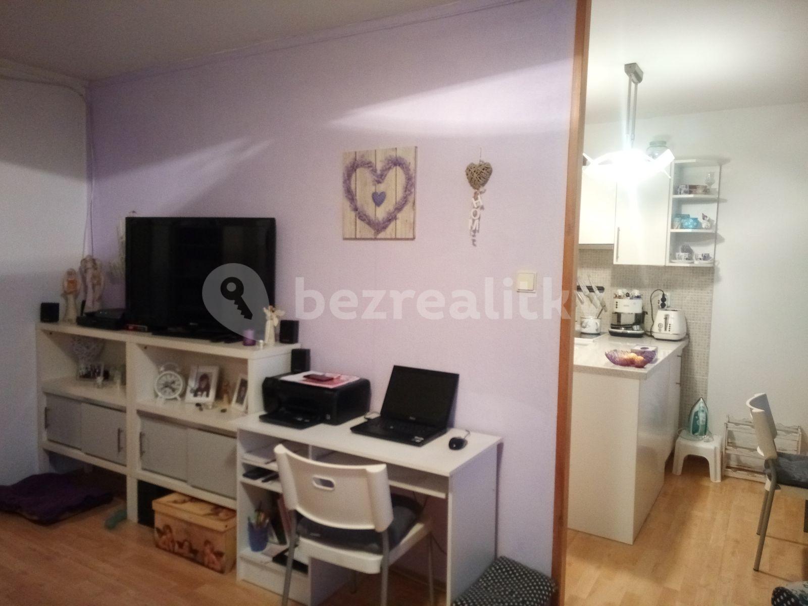 3 bedroom flat to rent, 60 m², Veltruská, Prague, Prague