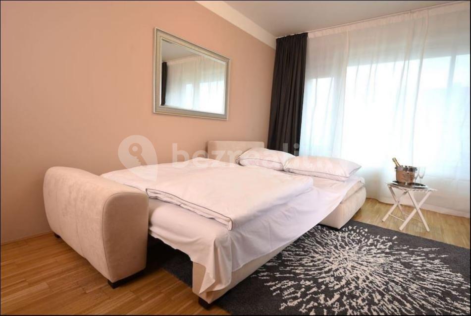 1 bedroom with open-plan kitchen flat to rent, 77 m², Rohanské nábřeží, Prague, Prague