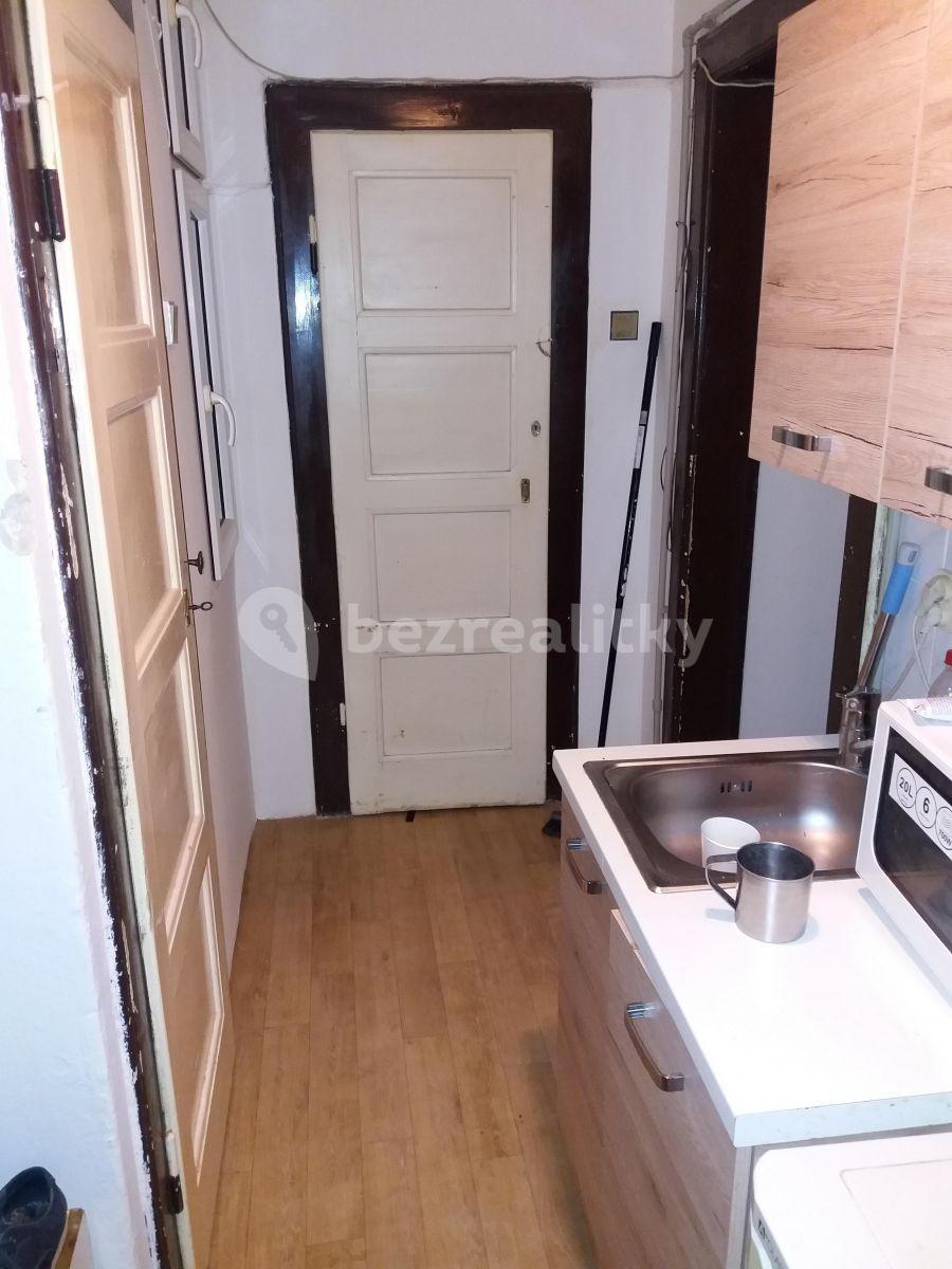 Studio flat to rent, 36 m², Na Žertvách, Prague, Prague