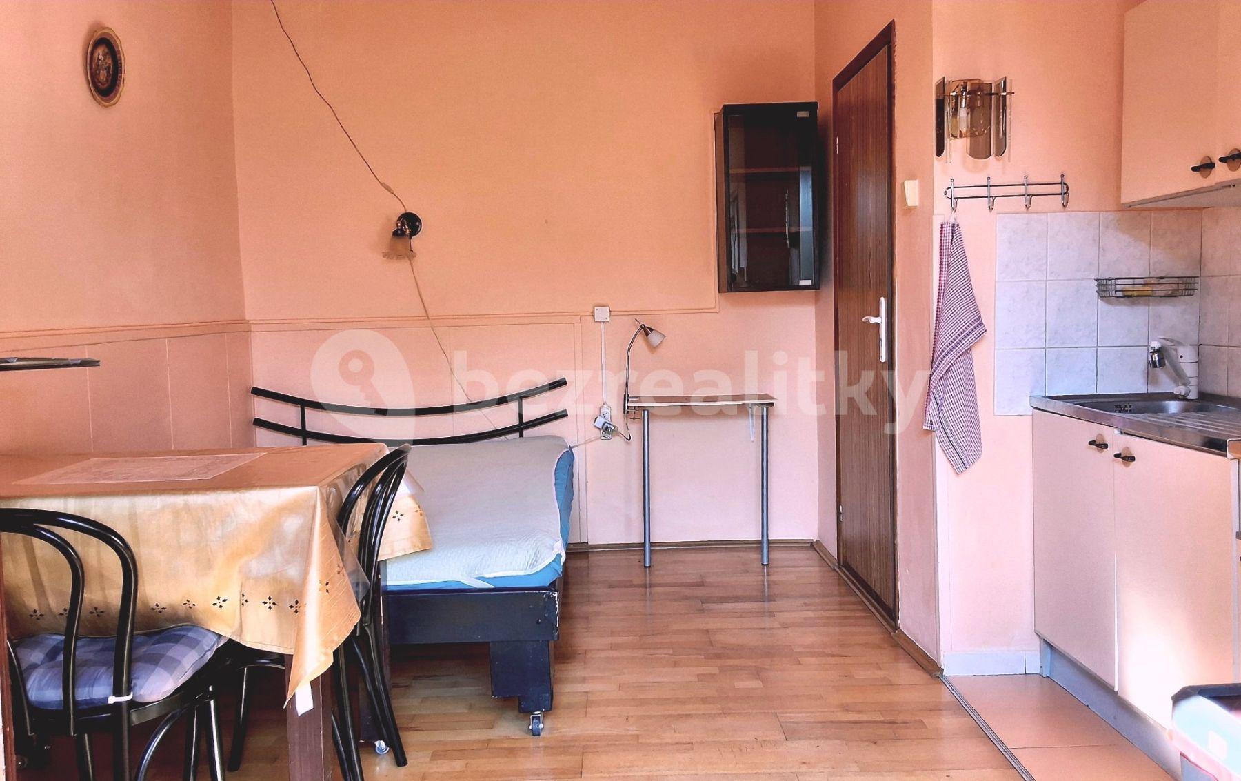 Small studio flat to rent, 20 m², Pelnářova, Prague, Prague