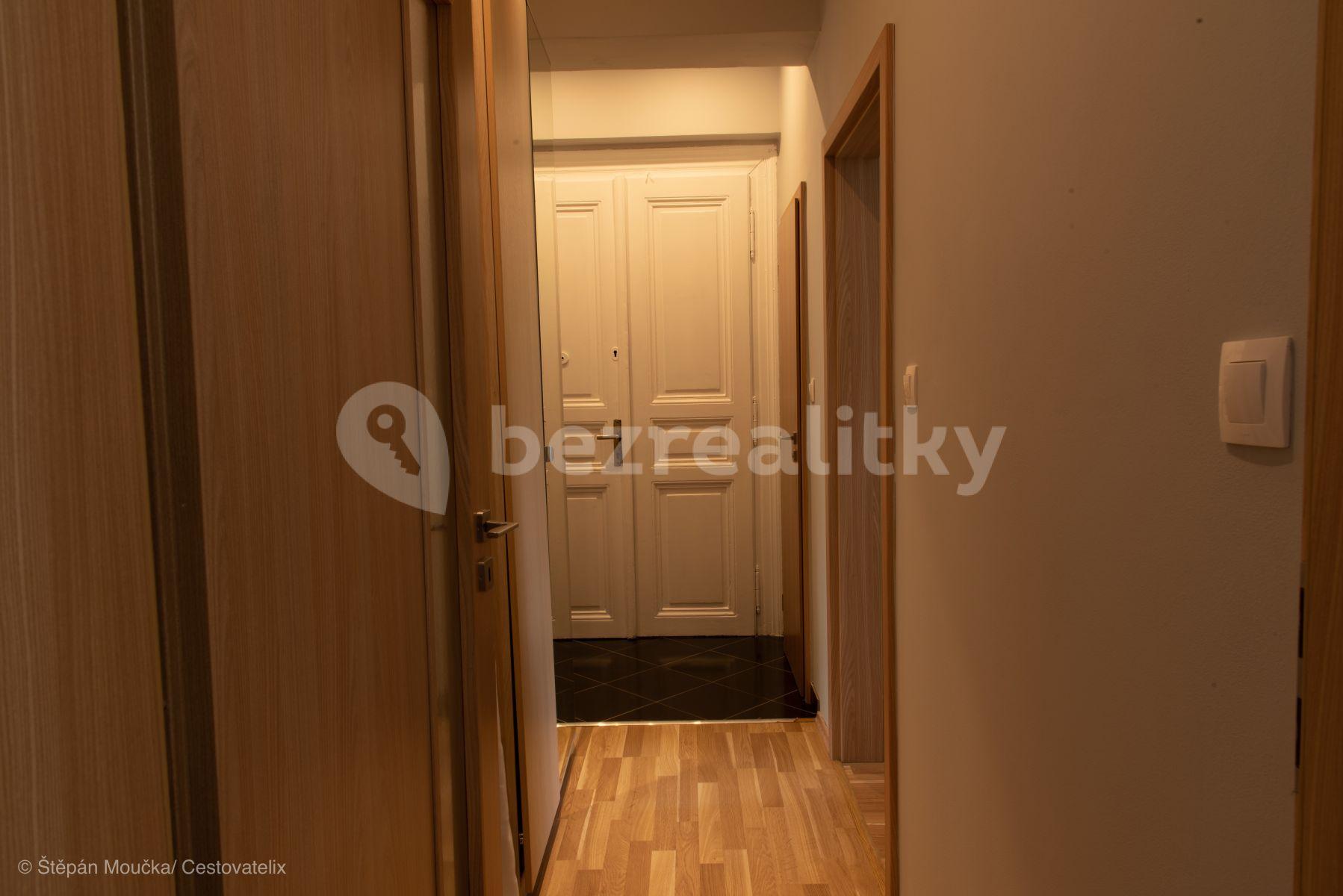 1 bedroom with open-plan kitchen flat to rent, 35 m², Varšavská, Prague, Prague