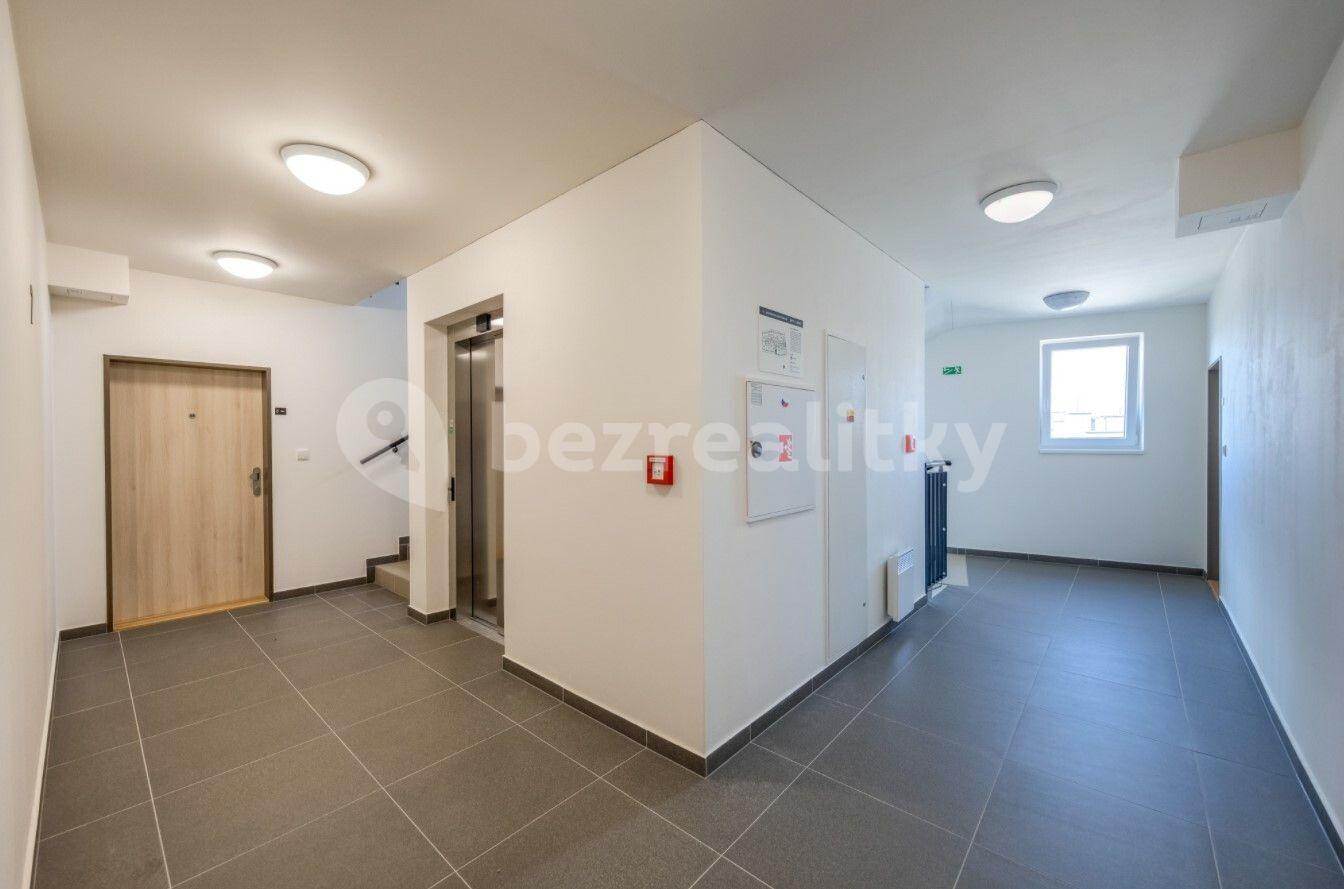 Studio flat to rent, 41 m², Československého exilu, Prague, Prague