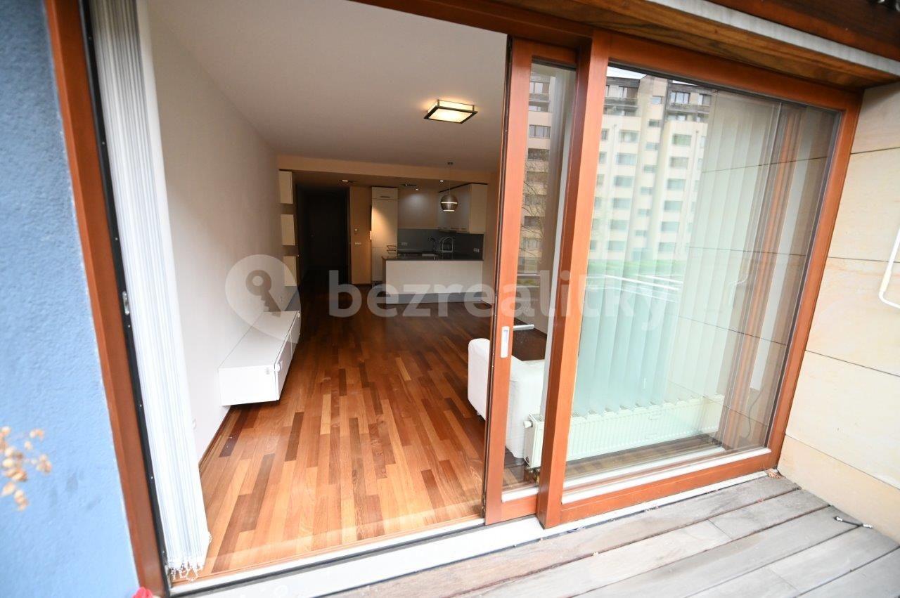 2 bedroom with open-plan kitchen flat to rent, 115 m², Podnádražní, Prague, Prague