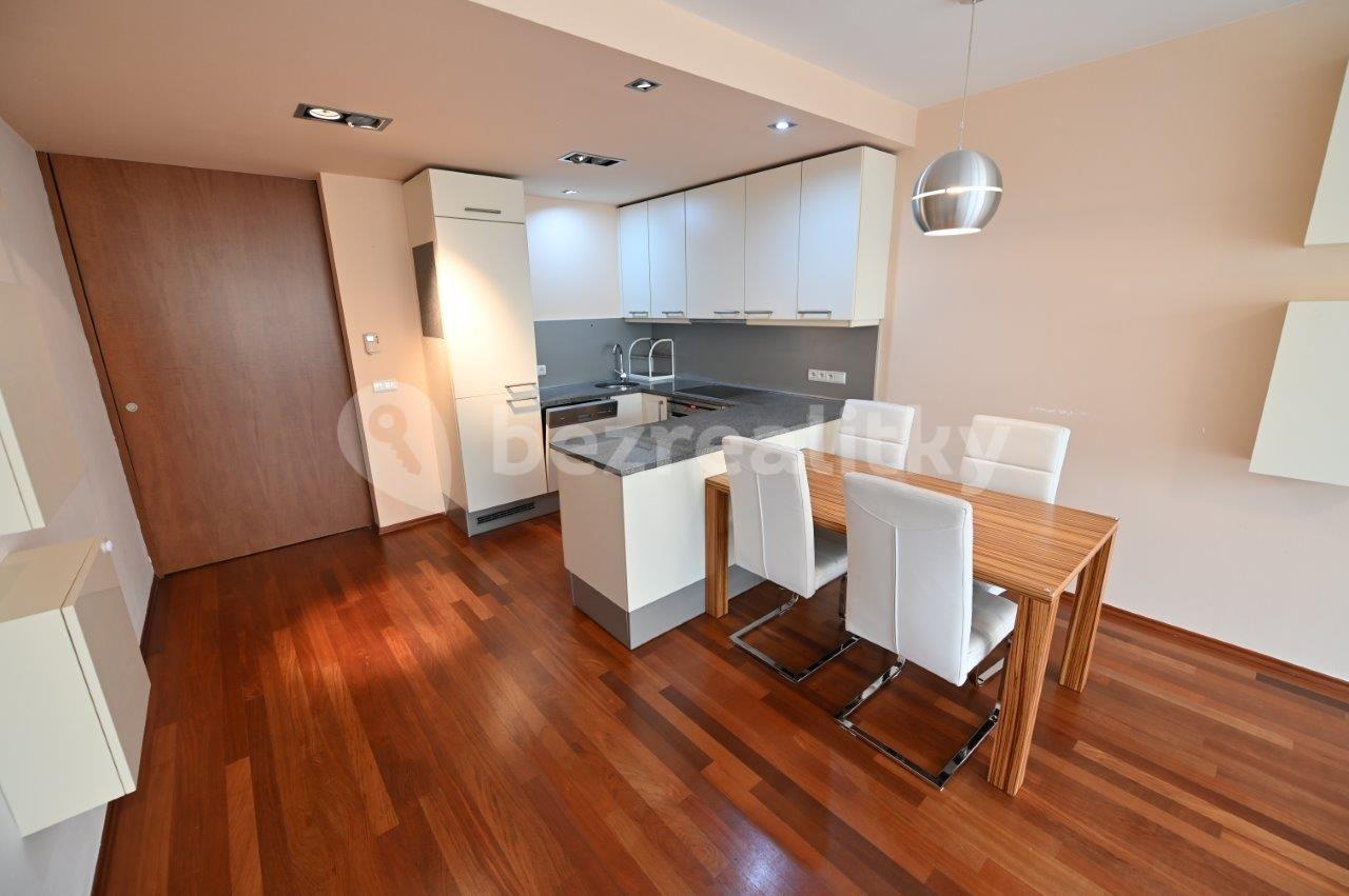 2 bedroom with open-plan kitchen flat to rent, 115 m², Podnádražní, Prague, Prague