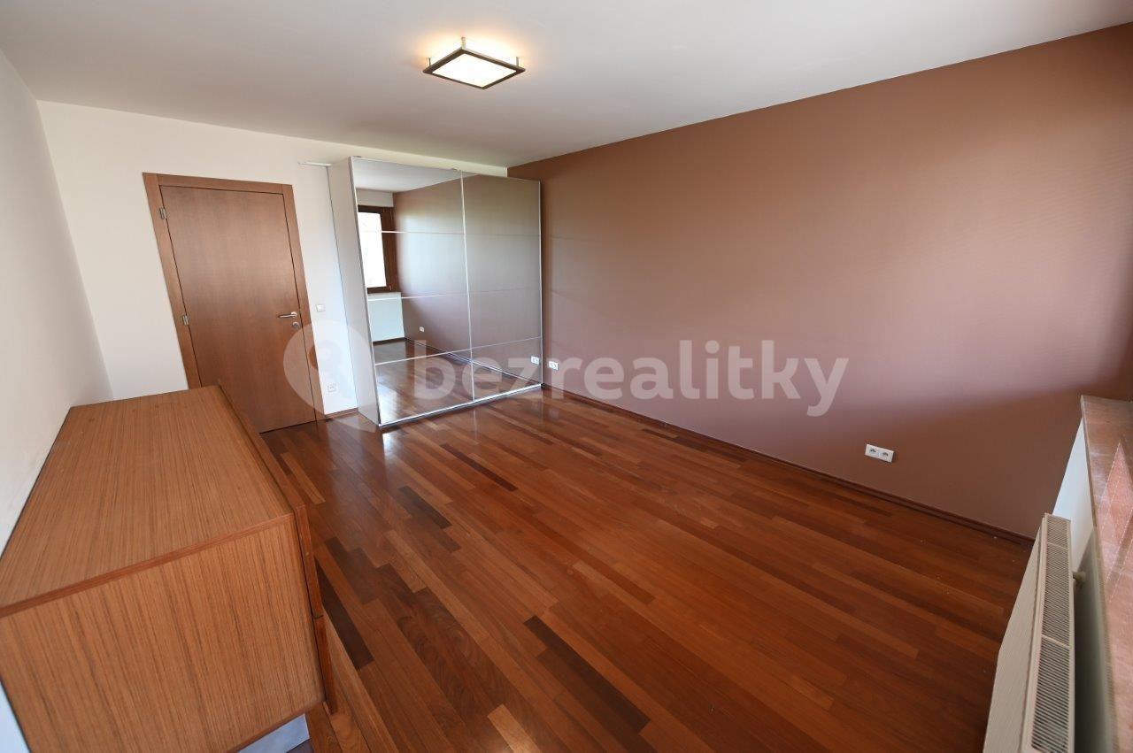 2 bedroom with open-plan kitchen flat to rent, 115 m², Podnádražní, Prague, Prague