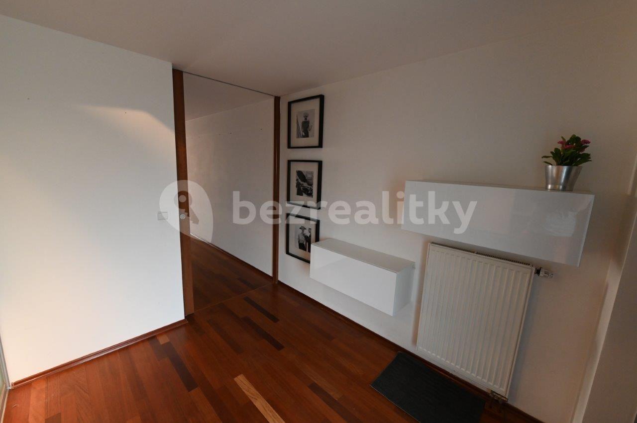 2 bedroom with open-plan kitchen flat to rent, 115 m², Podnádražní, Prague, Prague