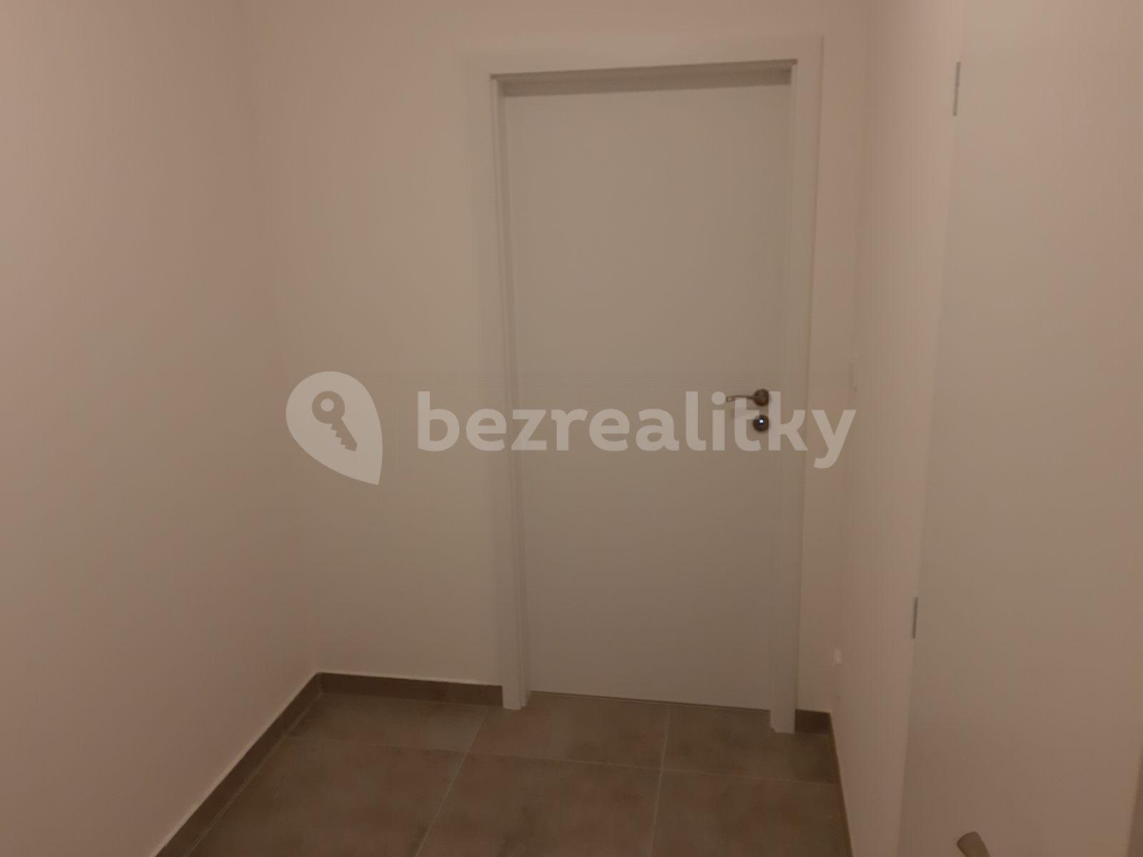 Studio flat to rent, 38 m², Horolezecká, Prague, Prague