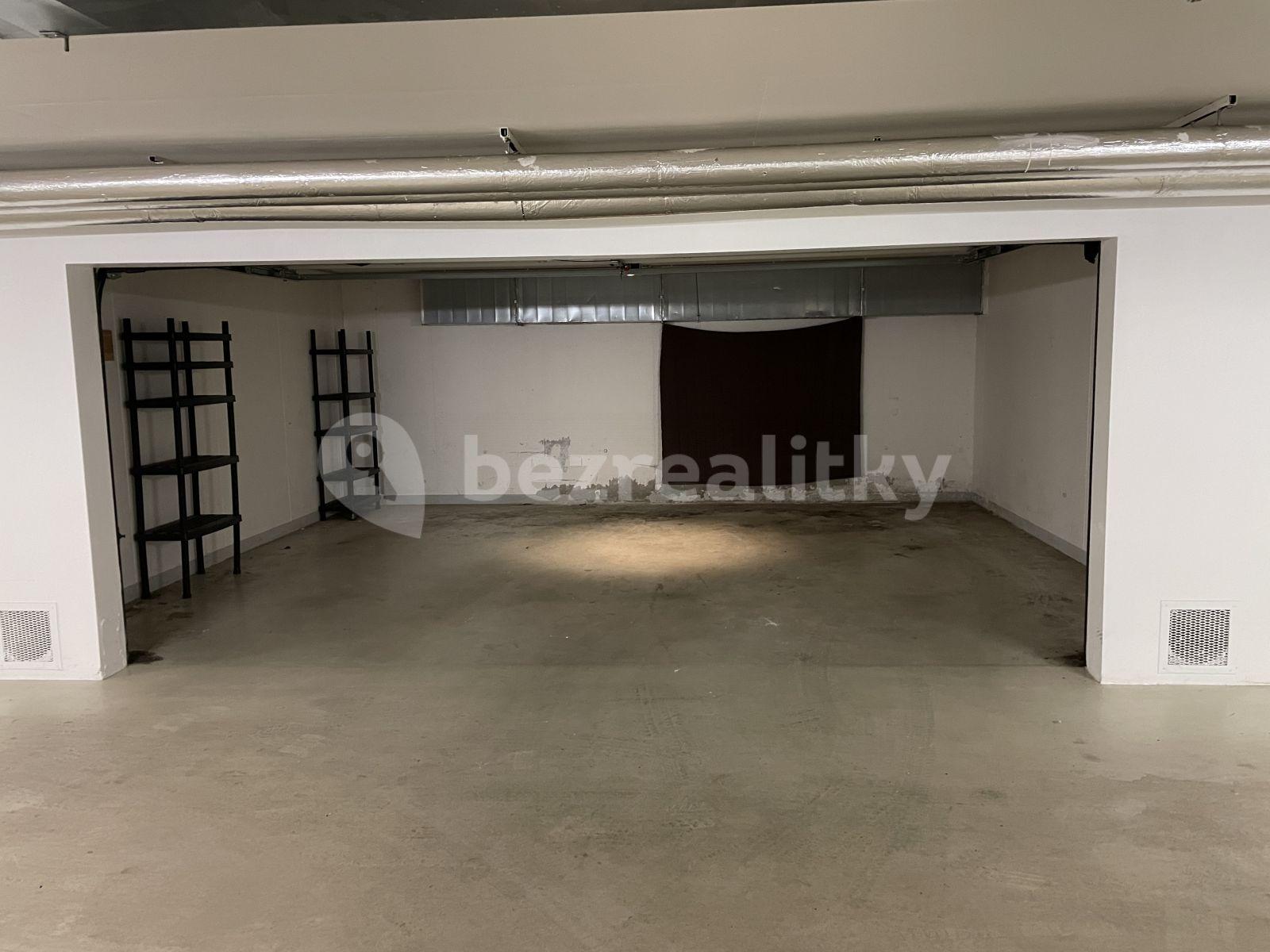 4 bedroom with open-plan kitchen flat to rent, 170 m², Žampiónová, Prague, Prague