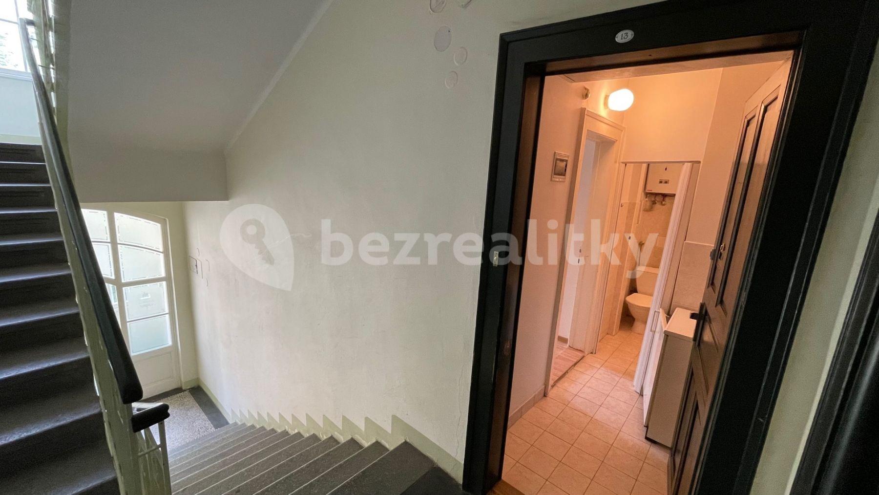 Small studio flat to rent, 28 m², Velehradská, Prague, Prague