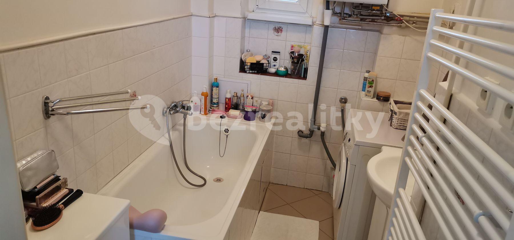 Studio flat to rent, 37 m², Na Maninách, Prague, Prague