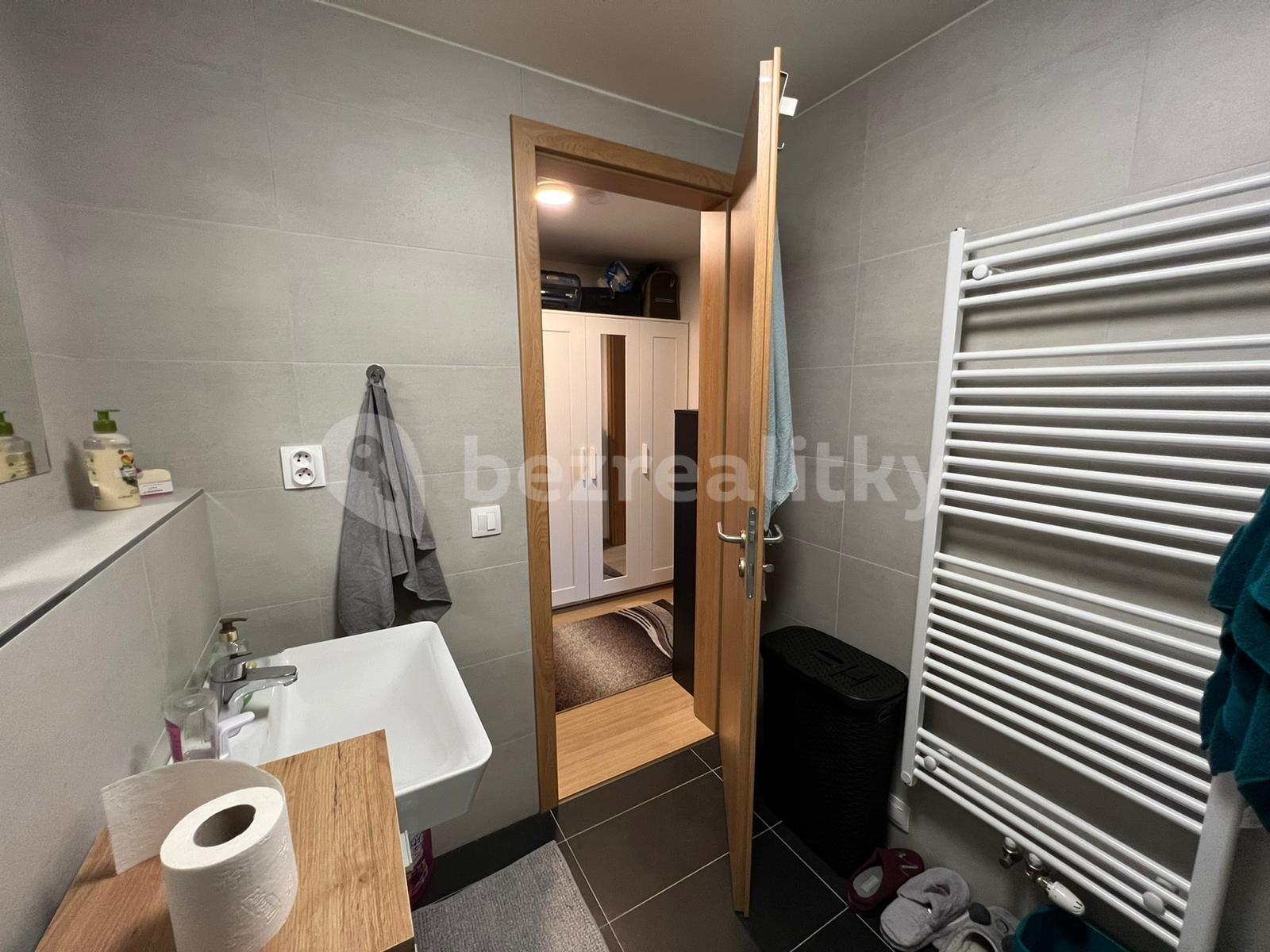 Studio flat to rent, 42 m², Vrátnická, Prague, Prague