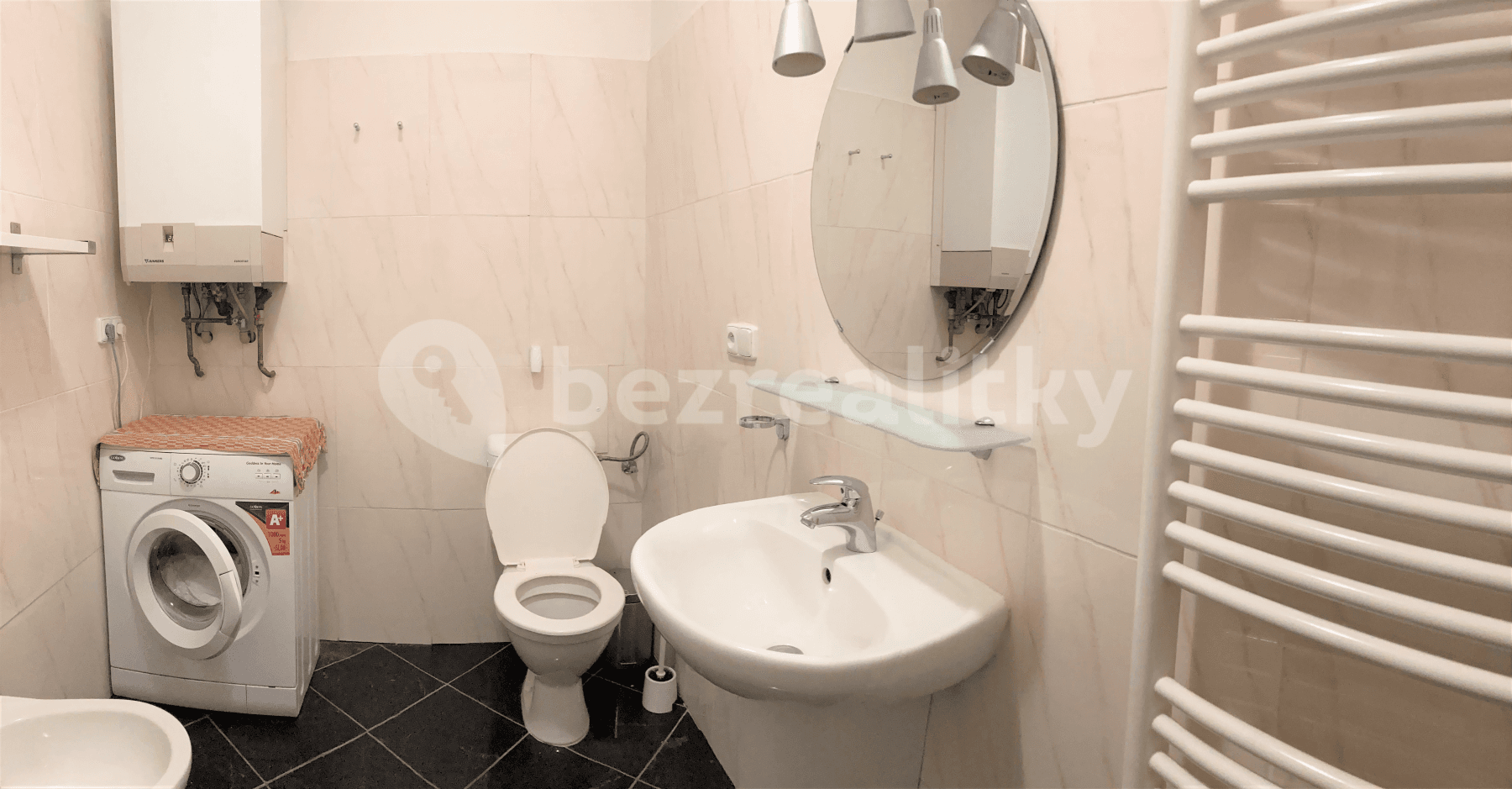 2 bedroom with open-plan kitchen flat to rent, 45 m², Umělecká, Prague, Prague