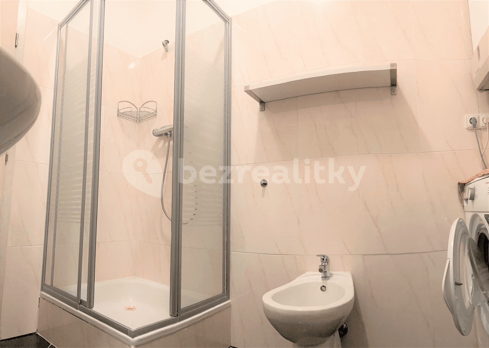 2 bedroom with open-plan kitchen flat to rent, 45 m², Umělecká, Prague, Prague