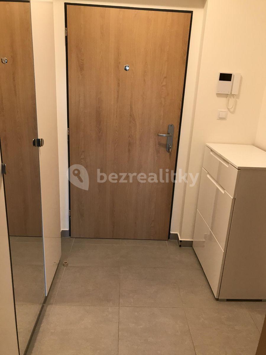 Studio flat to rent, 34 m², Velvarská, Horoměřice, Středočeský Region