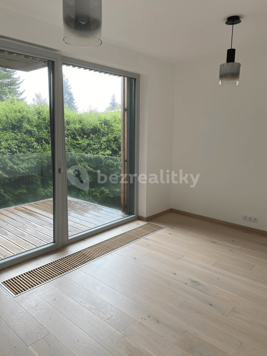 1 bedroom with open-plan kitchen flat to rent, 45 m², Ringhofferova, Kamenice, Středočeský Region