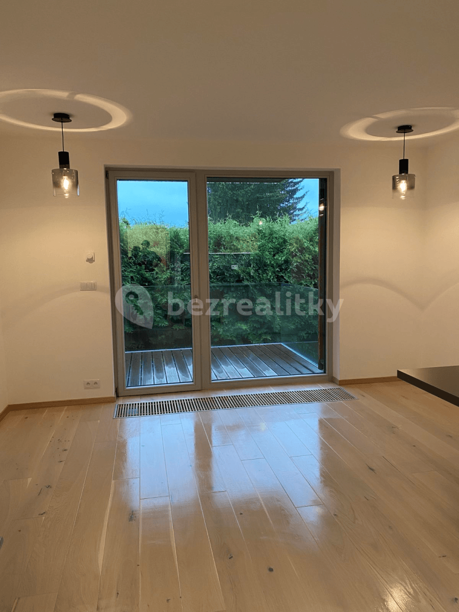 1 bedroom with open-plan kitchen flat to rent, 45 m², Ringhofferova, Kamenice, Středočeský Region