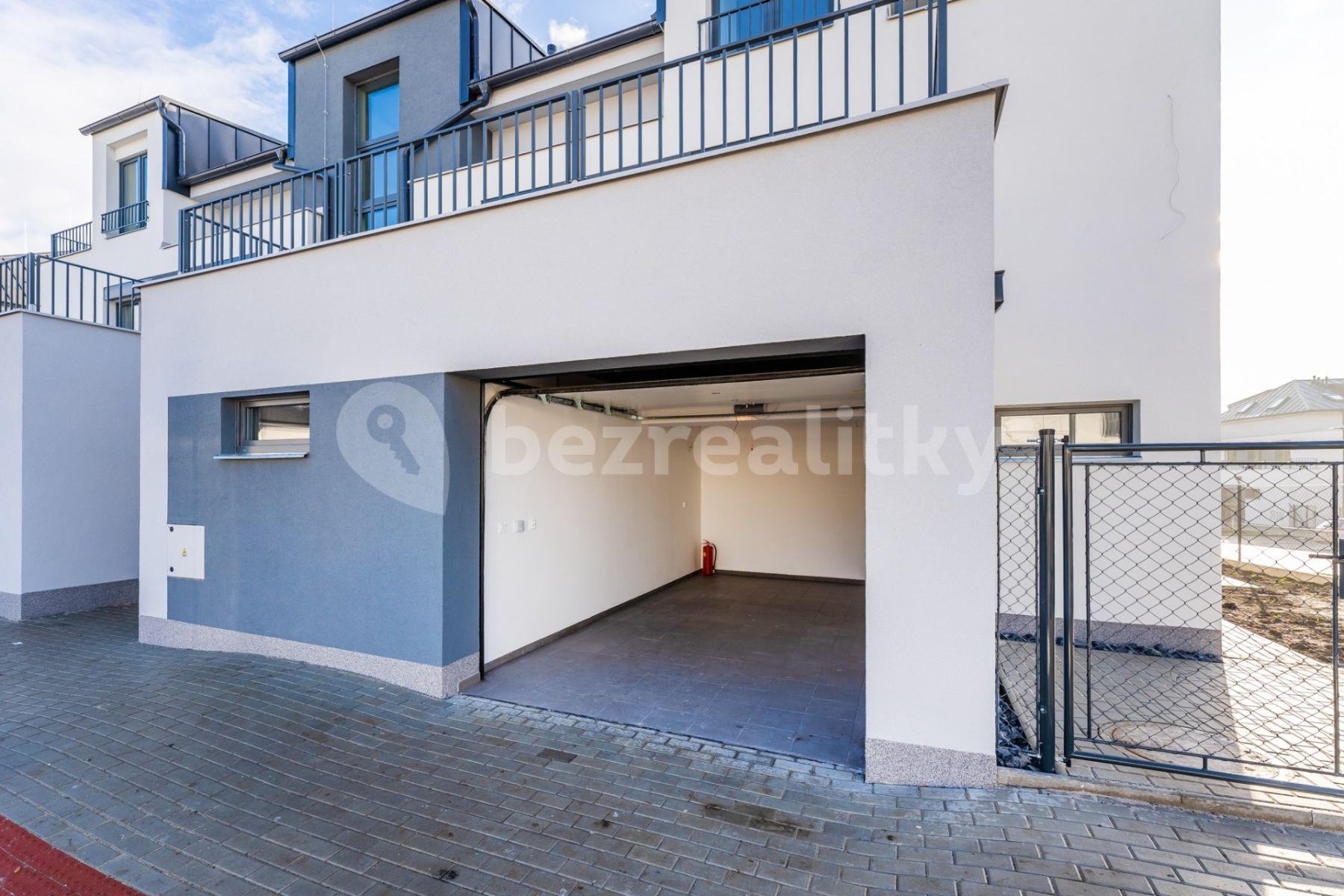 1 bedroom with open-plan kitchen flat to rent, 61 m², U Slaviborského dvora, Prague, Prague