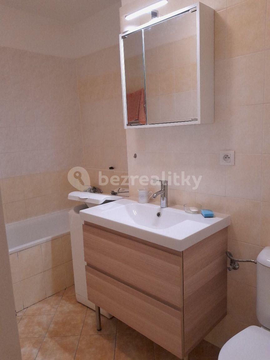 Studio flat to rent, 38 m², Podkovářská, Prague, Prague