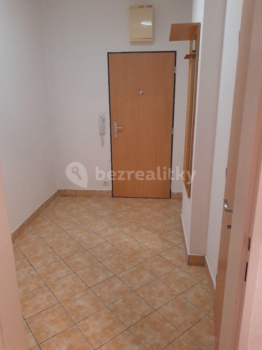 Studio flat to rent, 38 m², Podkovářská, Prague, Prague