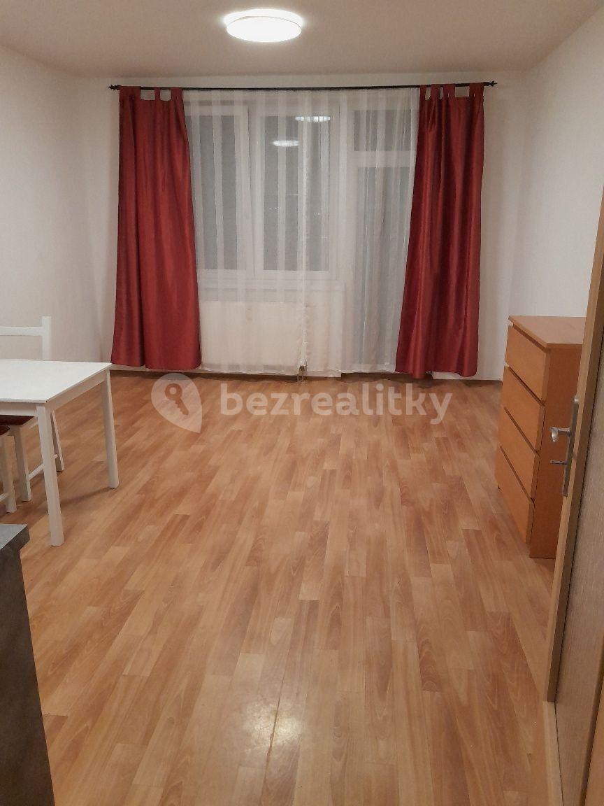 Studio flat to rent, 38 m², Podkovářská, Prague, Prague