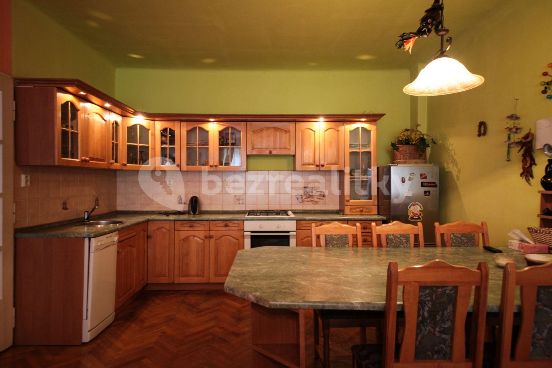 4 bedroom flat to rent, 90 m², Stroupežnického, Prague, Prague