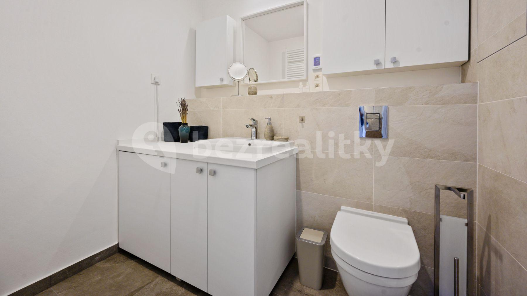 1 bedroom flat to rent, 40 m², Námestie Mateja Korvína, Bratislava - mestská časť Staré Mesto, Bratislavský Region