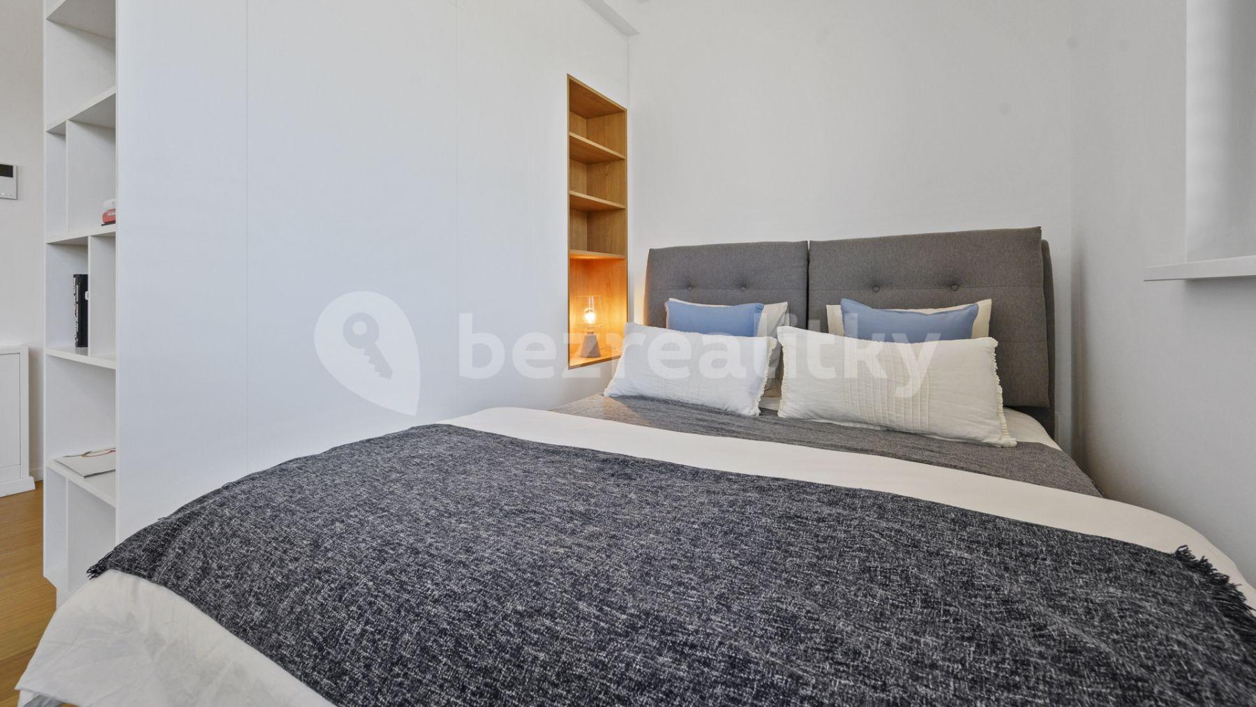 1 bedroom flat to rent, 40 m², Námestie Mateja Korvína, Bratislava - mestská časť Staré Mesto, Bratislavský Region