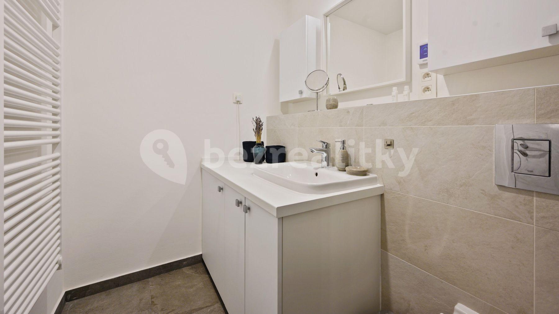 1 bedroom flat to rent, 40 m², Námestie Mateja Korvína, Bratislava - mestská časť Staré Mesto, Bratislavský Region