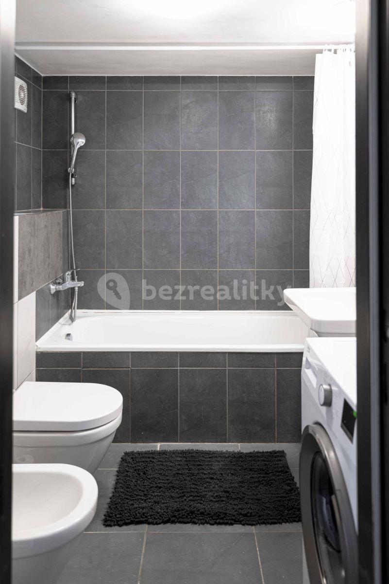 5 bedroom flat to rent, 142 m², Křižíkova a, Prague, Prague