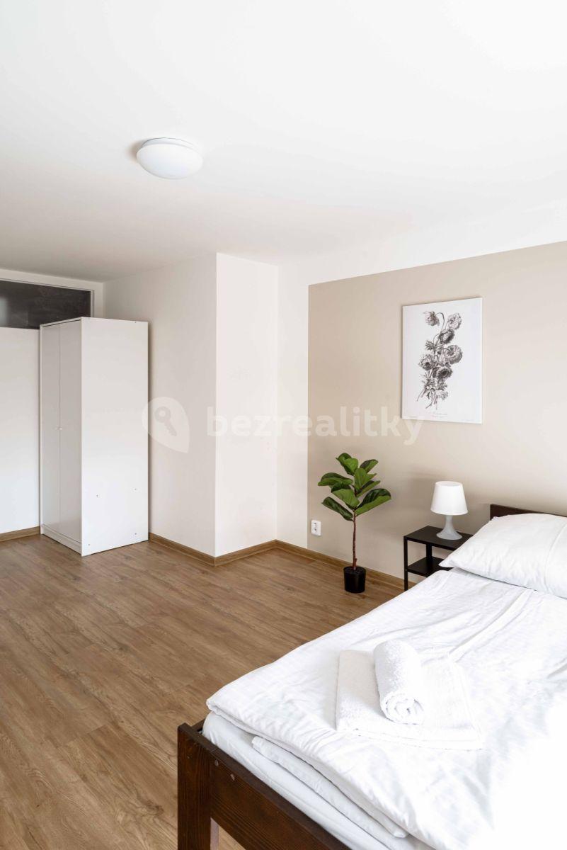 5 bedroom flat to rent, 142 m², Křižíkova a, Prague, Prague