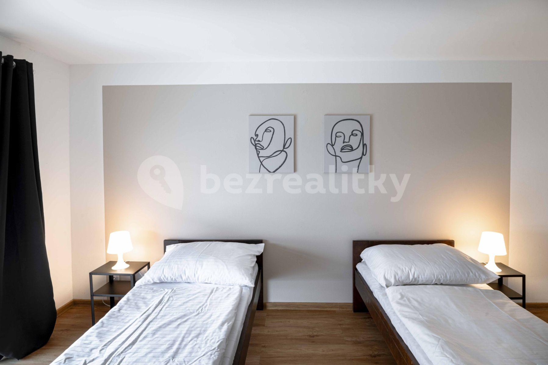 5 bedroom flat to rent, 142 m², Křižíkova a, Prague, Prague