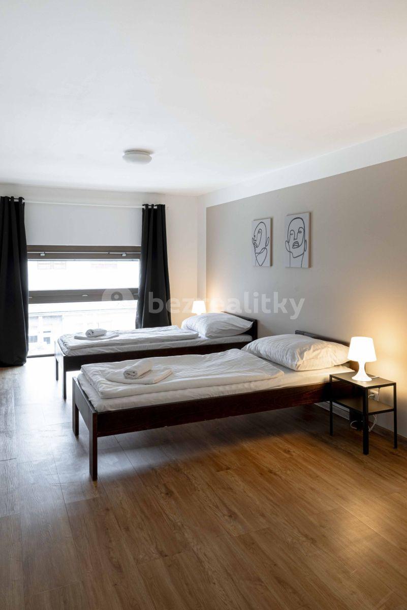 5 bedroom flat to rent, 142 m², Křižíkova a, Prague, Prague