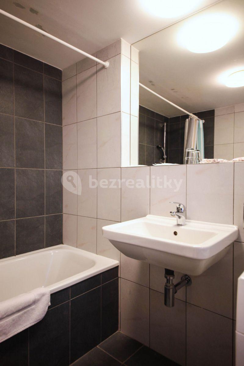 5 bedroom flat to rent, 142 m², Křižíkova a, Prague, Prague