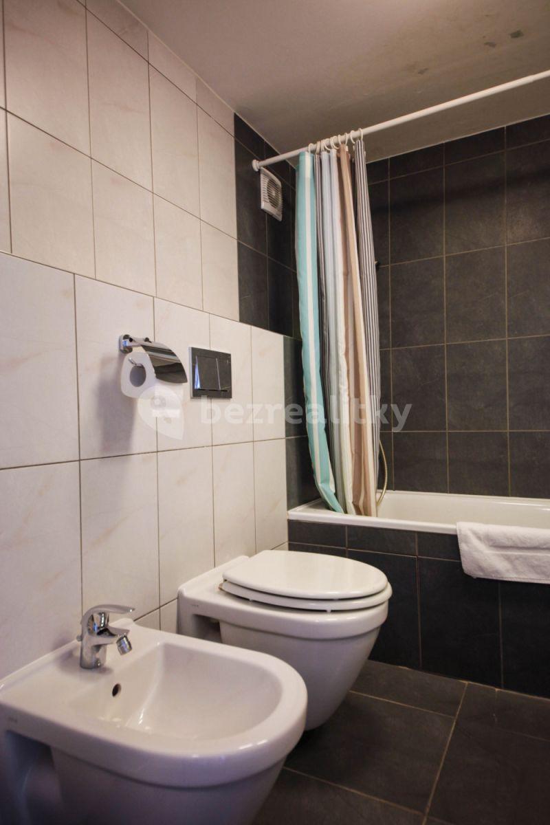 5 bedroom flat to rent, 142 m², Křižíkova a, Prague, Prague