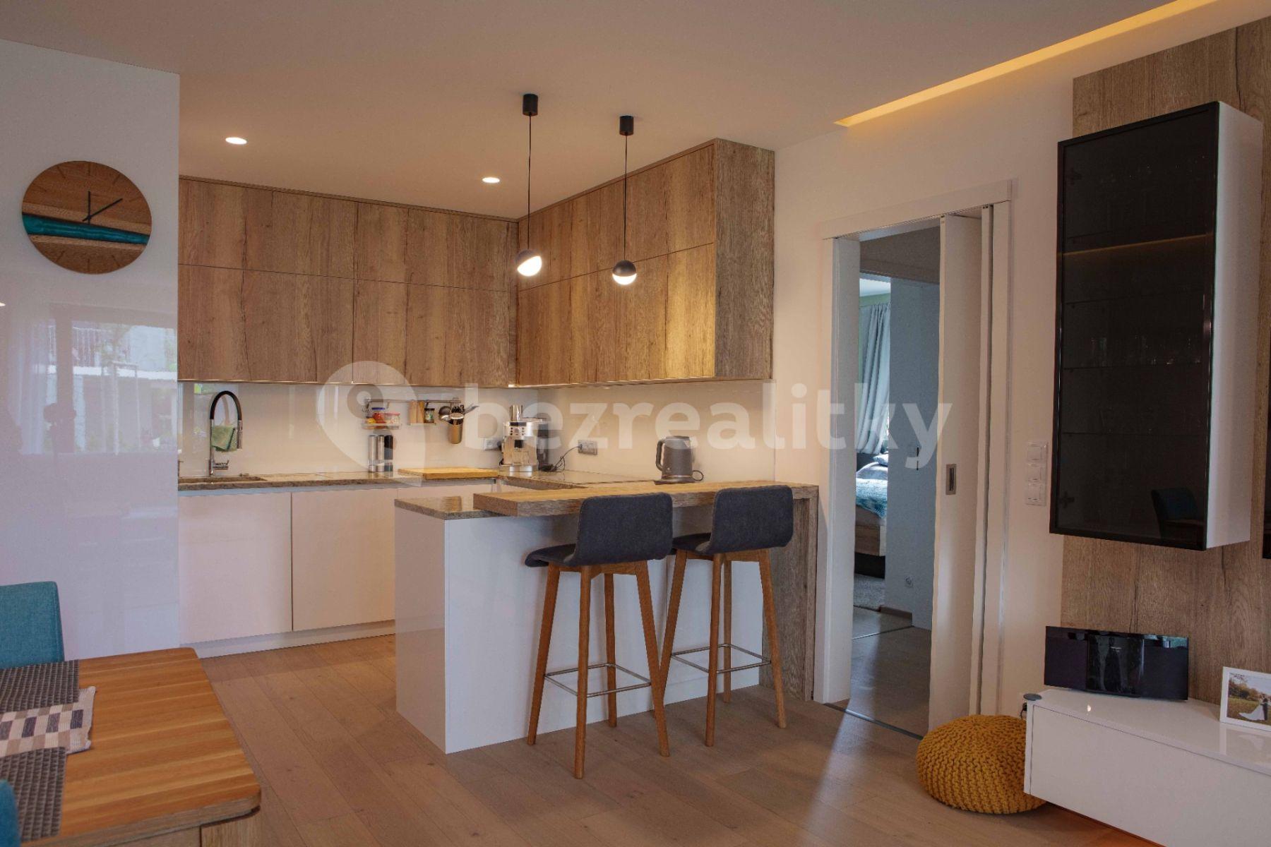 2 bedroom with open-plan kitchen flat for sale, 84 m², U Traktorky, Prague, Prague