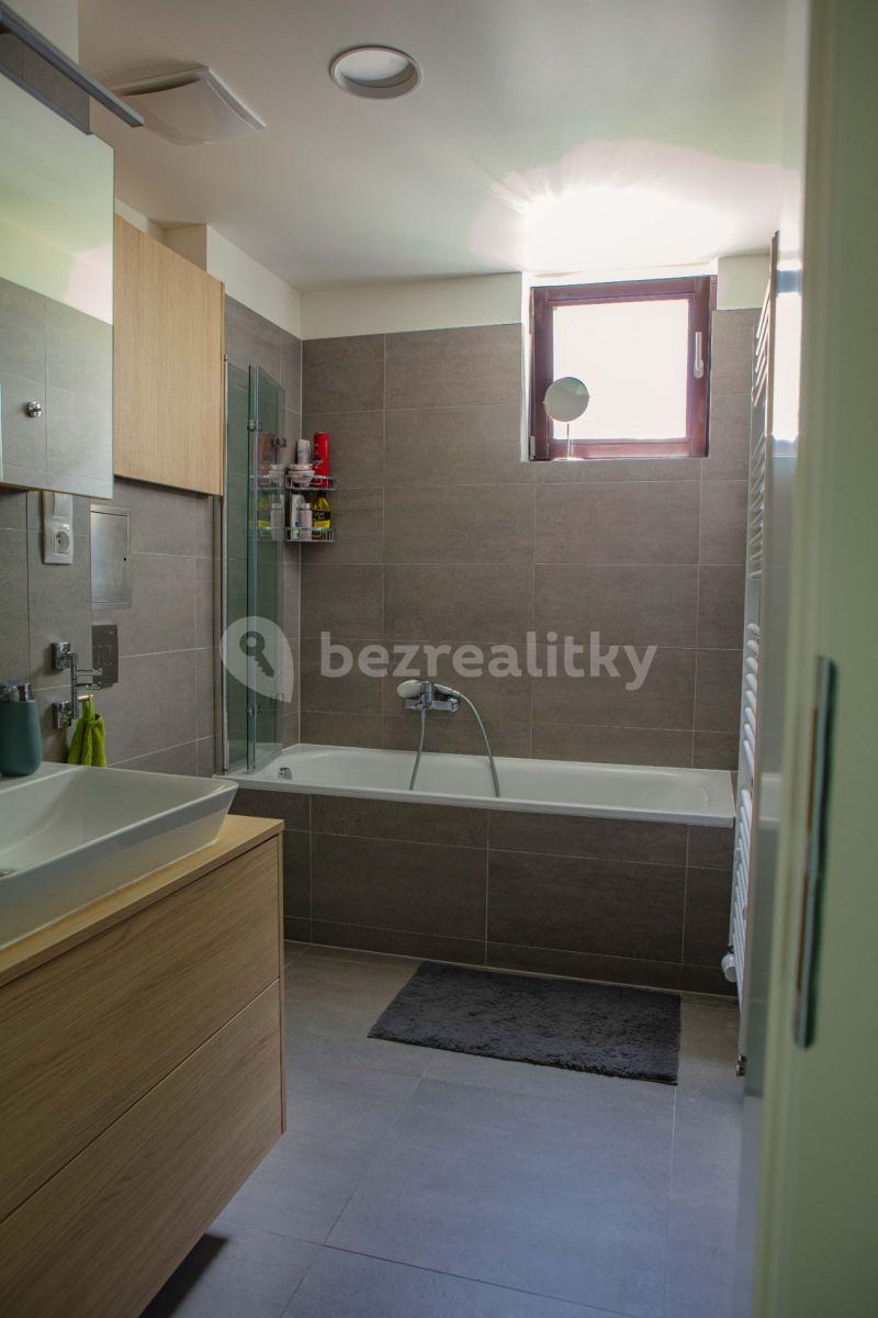 2 bedroom with open-plan kitchen flat for sale, 84 m², U Traktorky, Prague, Prague