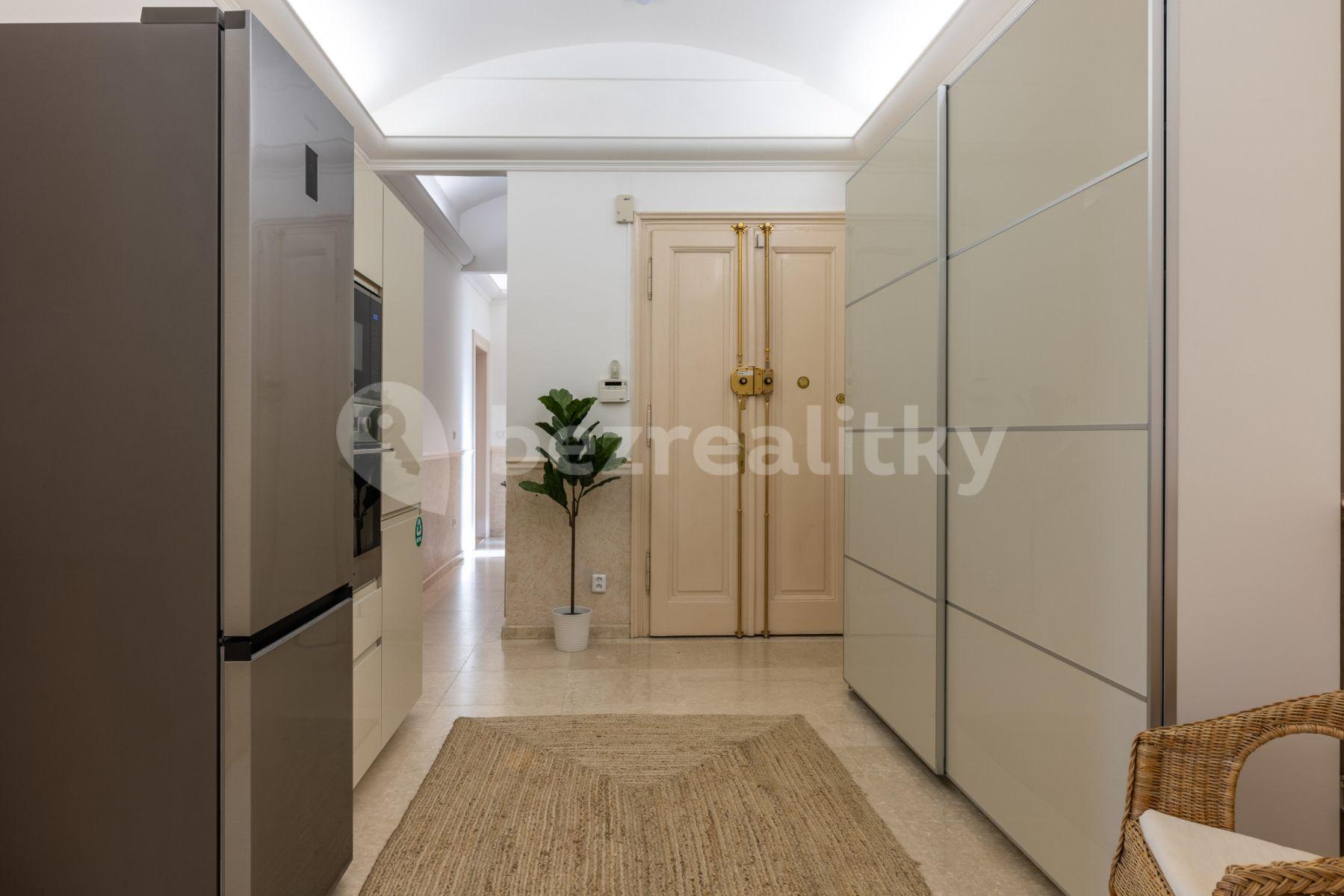 4 bedroom flat to rent, 160 m², Ruská, Prague, Prague