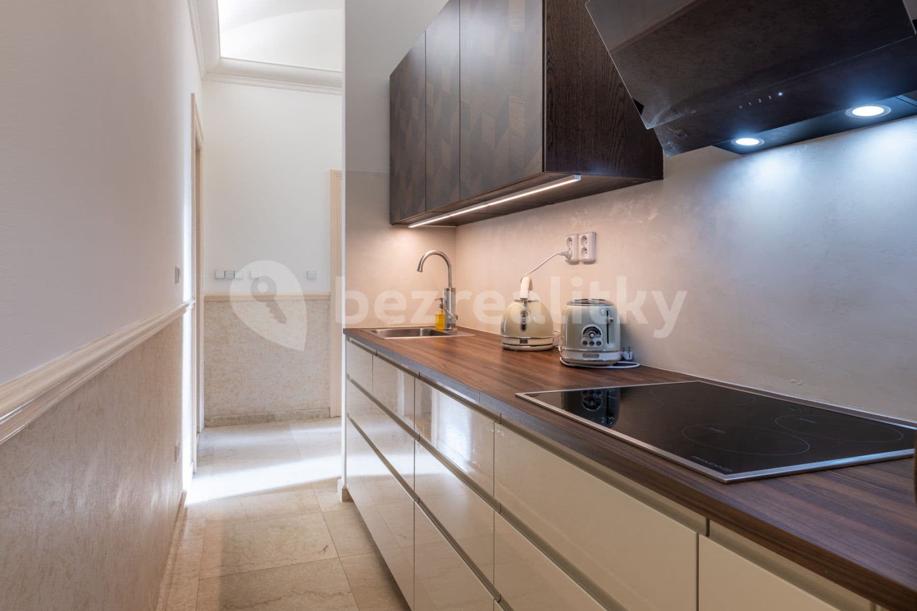 4 bedroom flat to rent, 160 m², Ruská, Prague, Prague