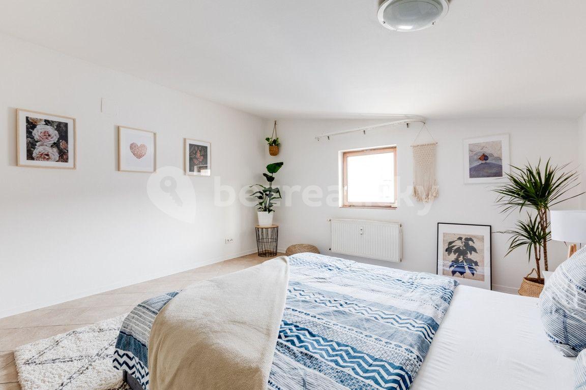 Studio flat to rent, 55 m², V Tůních, Prague, Prague