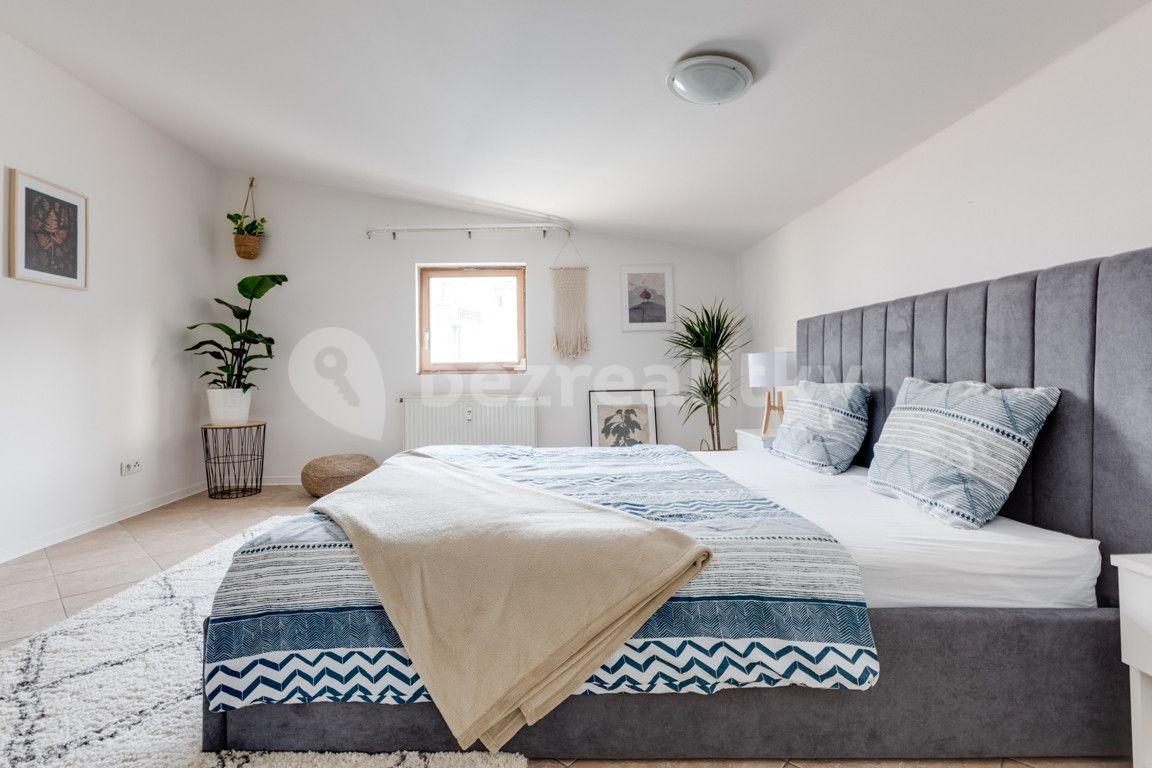 Studio flat to rent, 55 m², V Tůních, Prague, Prague