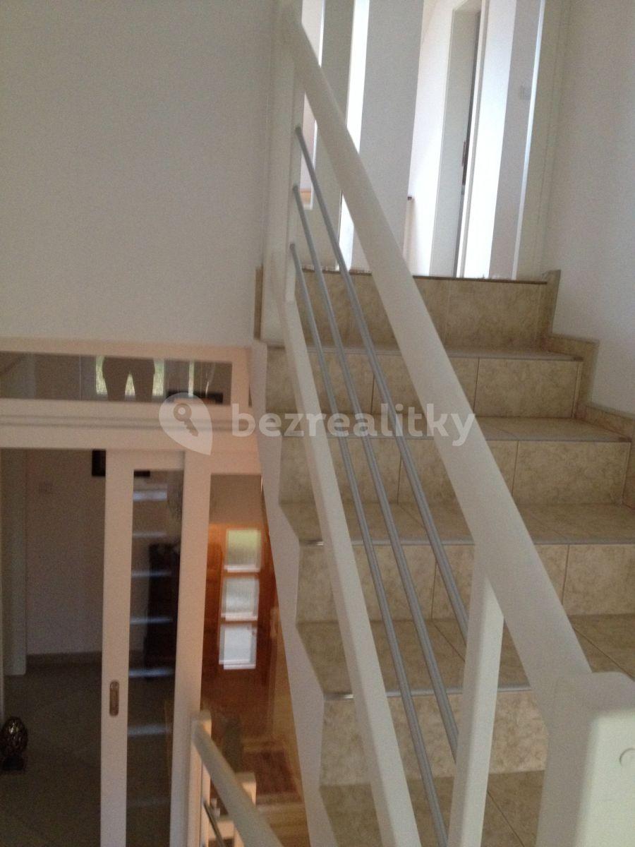 5 bedroom with open-plan kitchen flat to rent, 150 m², Komjatná, Komjatná, Žilinský Region