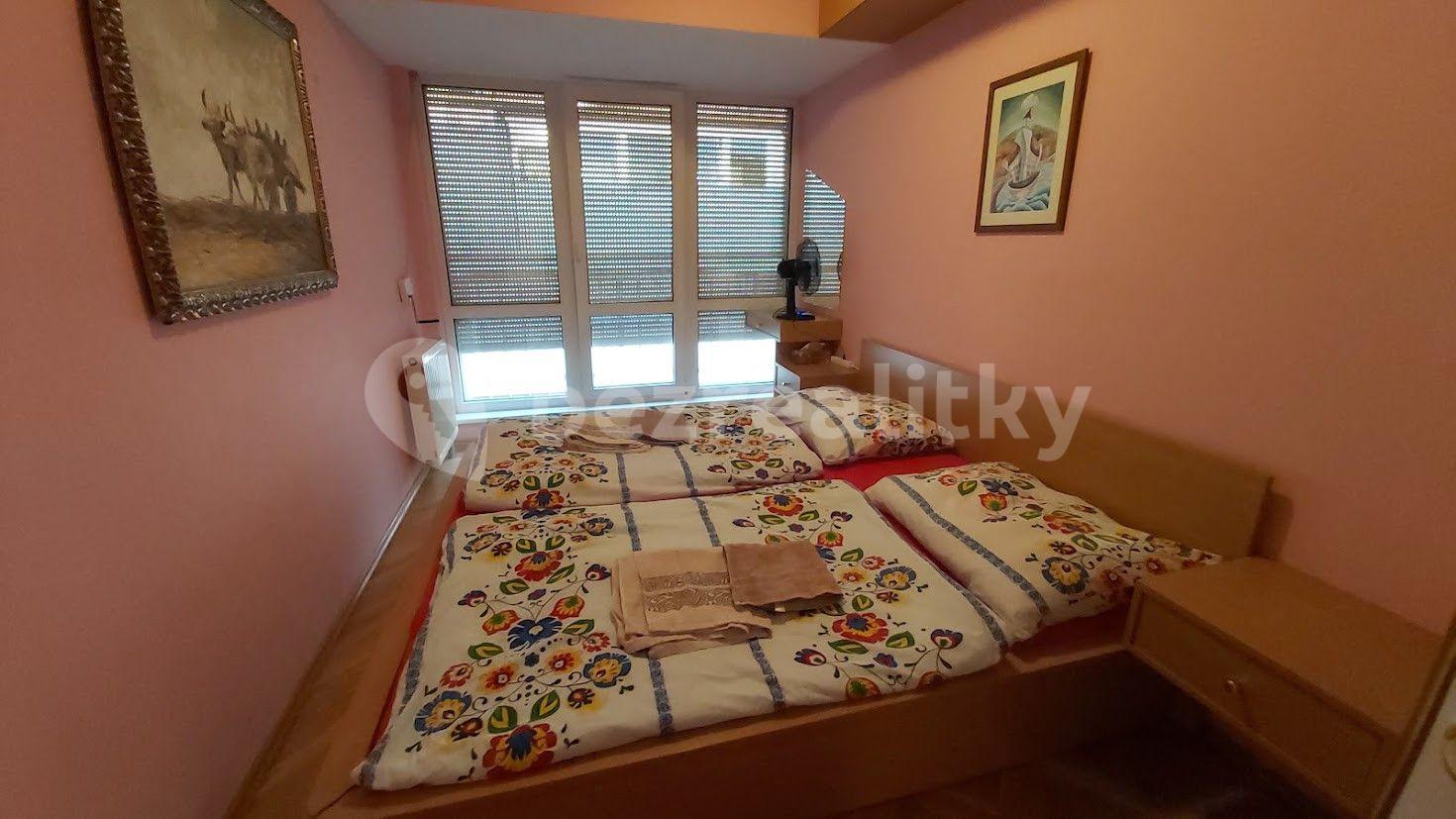 2 bedroom with open-plan kitchen flat to rent, 75 m², Zámocká, Bratislava - mestská časť Staré Mesto, Bratislavský Region