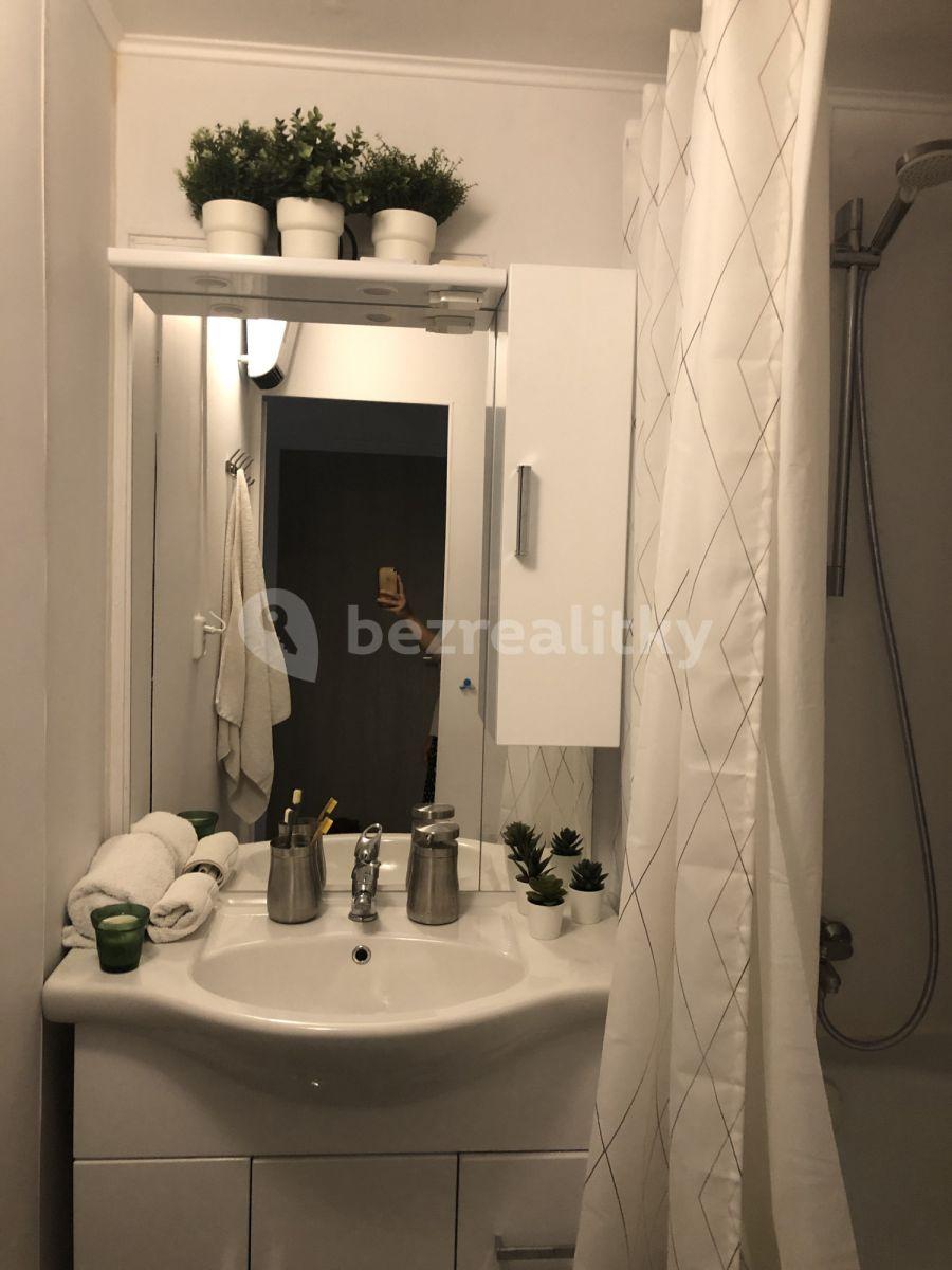 3 bedroom flat to rent, 70 m², Molákova, Prague, Prague