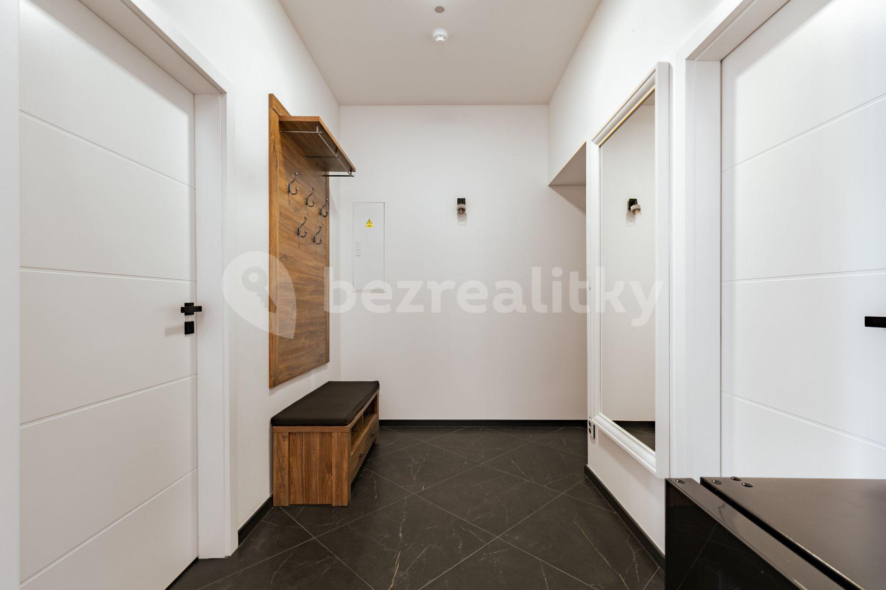 2 bedroom with open-plan kitchen flat for sale, 100 m², Náměstí, Horní Planá, Jihočeský Region