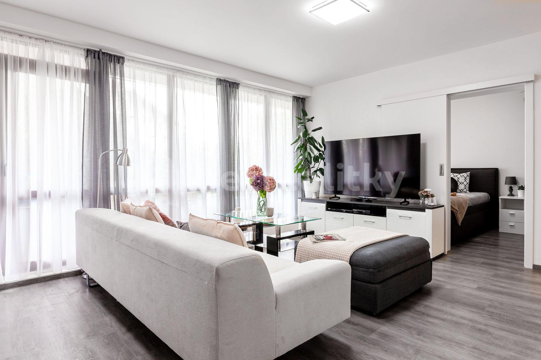 3 bedroom with open-plan kitchen flat for sale, 97 m², Zelený pruh, Prague, Prague