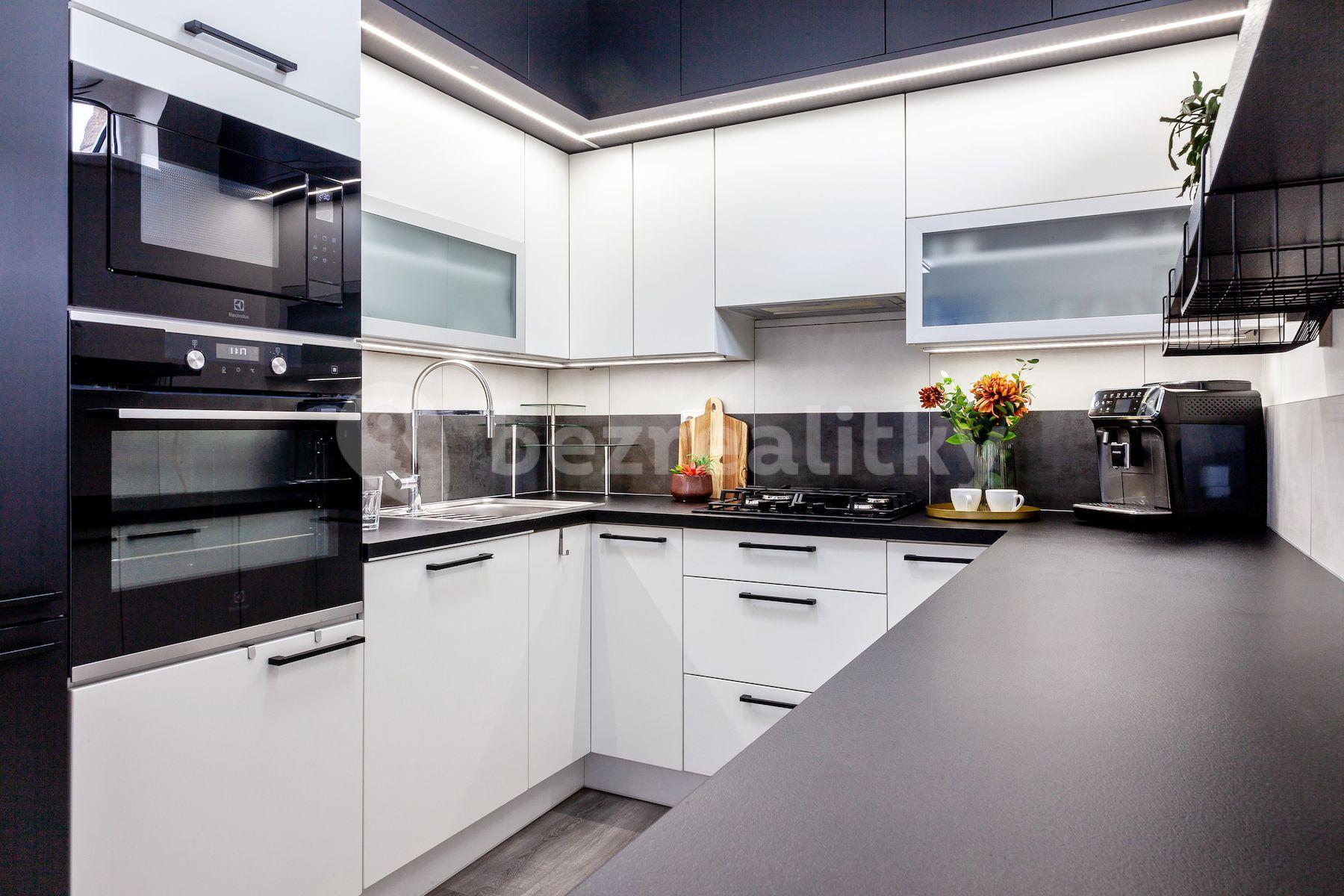 3 bedroom with open-plan kitchen flat for sale, 97 m², Zelený pruh, Prague, Prague