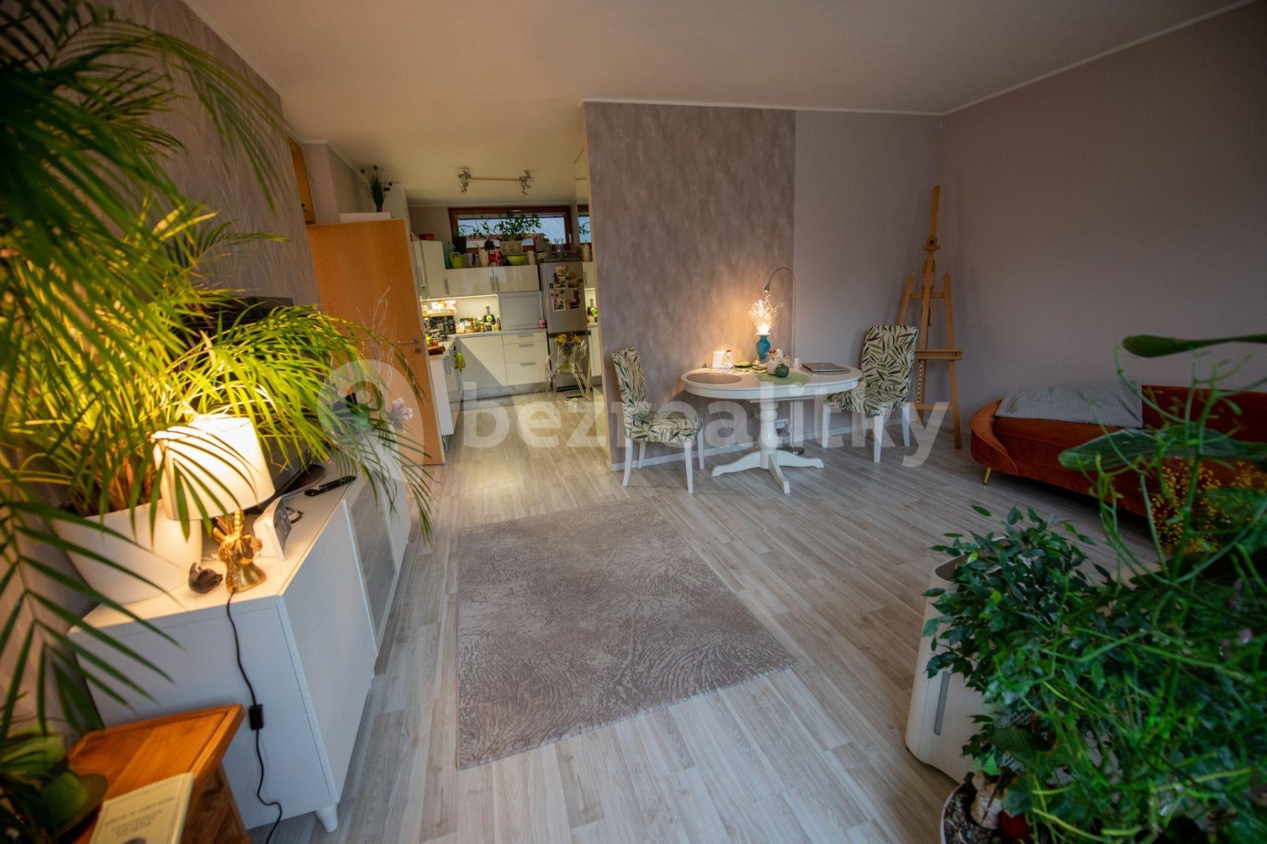 2 bedroom with open-plan kitchen flat to rent, 75 m², U Stanice, Prague, Prague