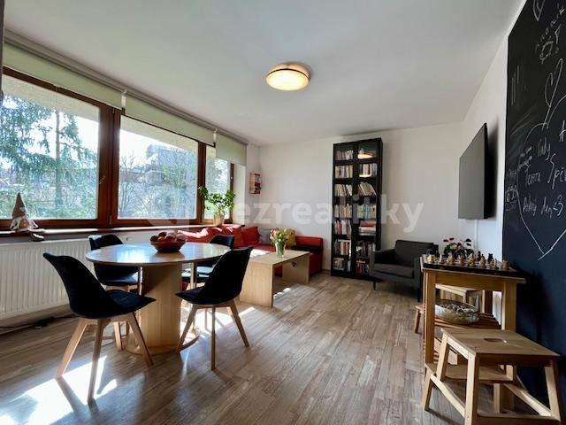 2 bedroom with open-plan kitchen flat for sale, 62 m², U Mrázovky, Prague, Prague