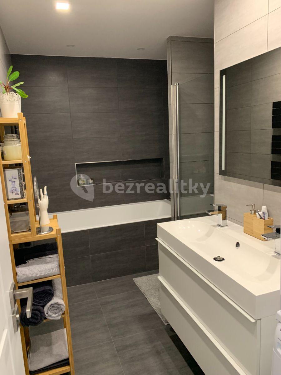 2 bedroom with open-plan kitchen flat for sale, 77 m², Novodvorská, Prague, Prague