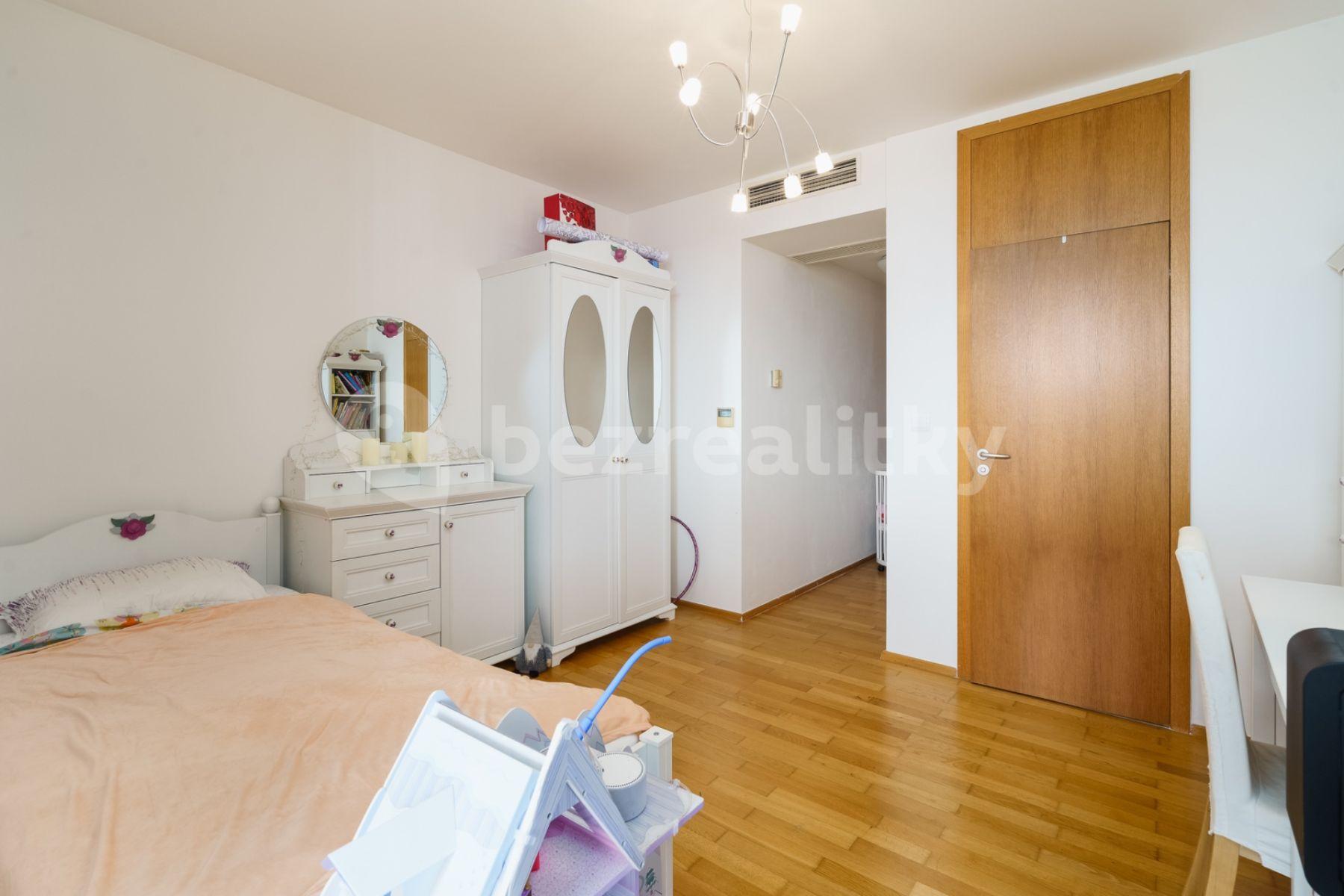 2 bedroom with open-plan kitchen flat for sale, 148 m², Pitterova, Prague, Prague